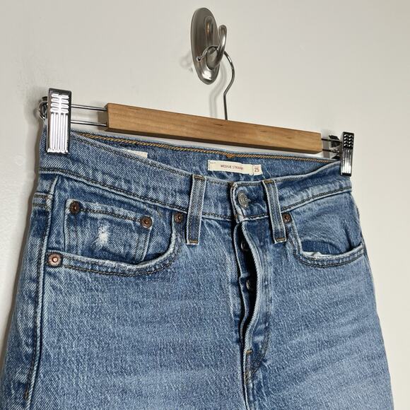 Levis Wedgie Straight Jeans Womens Size 25 Button Fly Light Wash Blue Distressed - Picture 3 of 9
